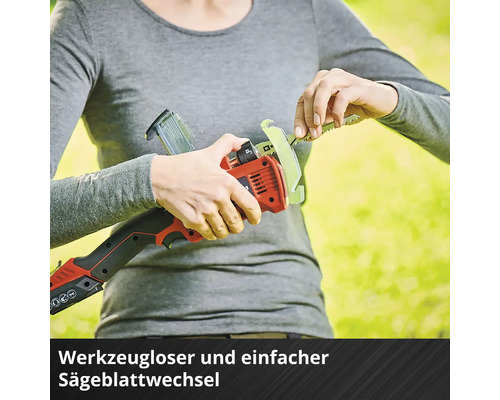 Femme changeant la lame d''une scie de jardin sans fil