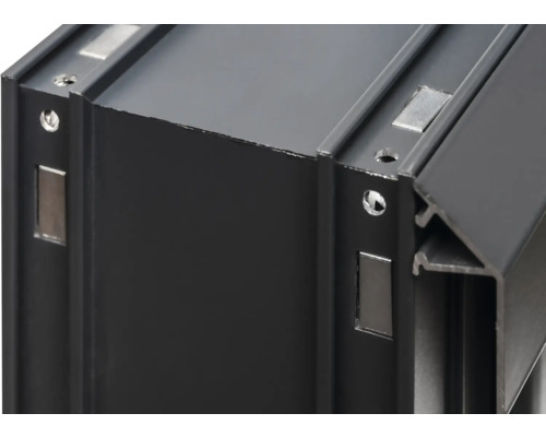 Vue détaillée d''un profilé en aluminium noir avec aimants et trous de vis