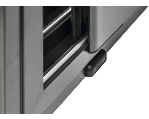 Vue détaillée d''une armoire avec système de portes coulissantes