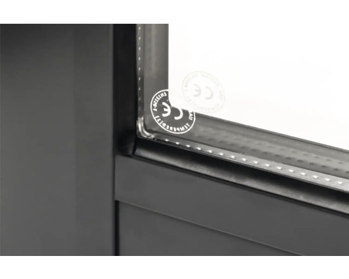 Vue détaillée d''une fenêtre avec marquage CE.