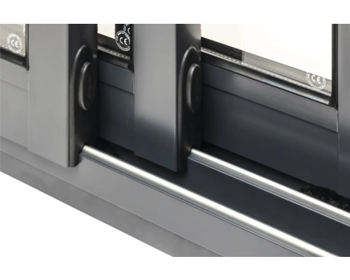 Vue détaillée d''une porte coulissante avec poignée et rail de guidage