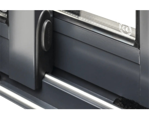 Vue détaillée d''une fenêtre coulissante avec poignée et marquage CE