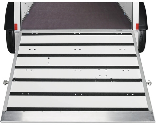 Anhänger mit heruntergeklappter Rampe