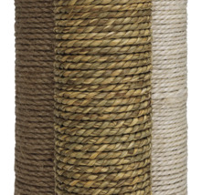 Gros plan sur trois arbres à chat avec revêtement en sisal et fibres naturelles pour chats
