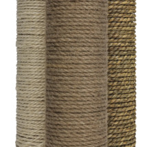 Gros plan de trois poteaux d''arbres à chat avec surface en sisal et en zostère