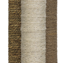 Gros plan sur trois troncs d''arbres à chat recouverts de sisal et d''herbes marines