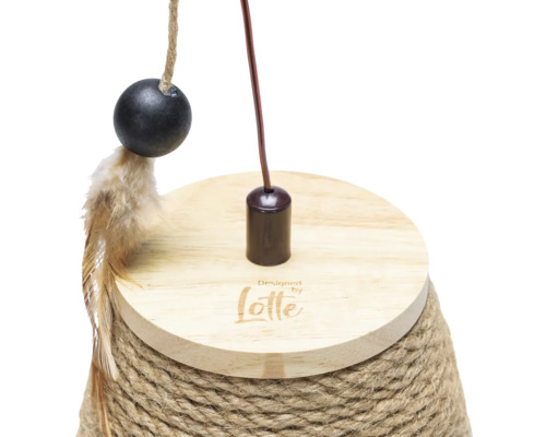 Vue détaillée d''un arbre à chat avec jouet et corde en sisal