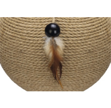 Détail d''arbre à chat avec sisal, plume et boule