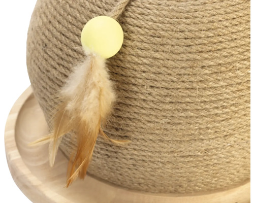 Vue détaillée d''un arbre à chat avec sisal et jouet