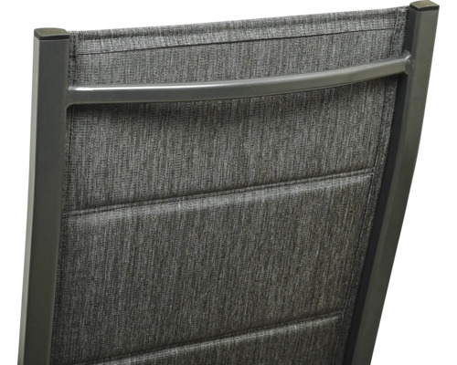 Vue détaillée du dossier d''une chaise de jardin avec revêtement en textile et cadre en métal.