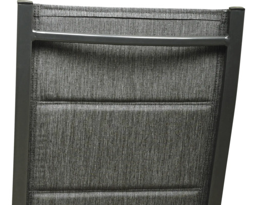 Vue détaillée du dossier d''une chaise de jardin avec revêtement textile et cadre en métal