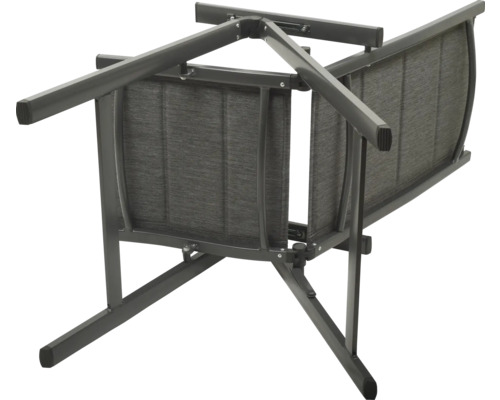 Zusammengeklappter Gartenstuhl mit Textilbespannung