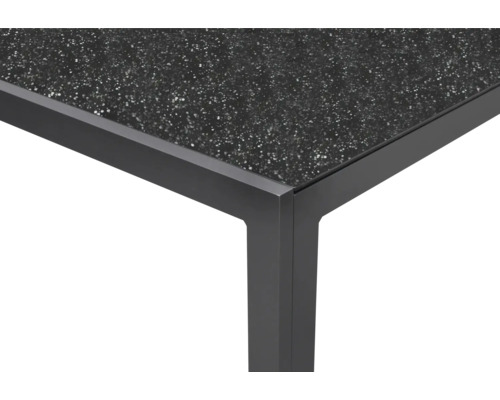 Vue détaillée d''une table de jardin avec plateau