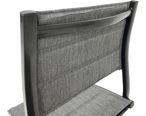 Vue détaillée d''une chaise de jardin avec revêtement textile