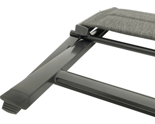 Vue détaillée du cadre d''un transat de jardin en métal.