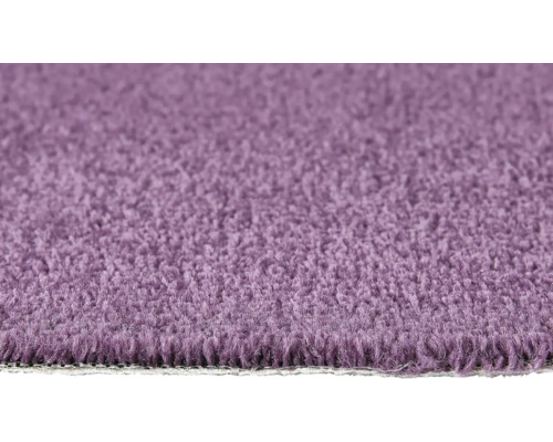 Nahaufnahme eines lila Teppichs