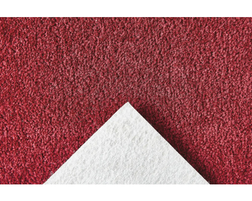 Detailansicht eines roten Teppichbodens mit weisser Rückseite
