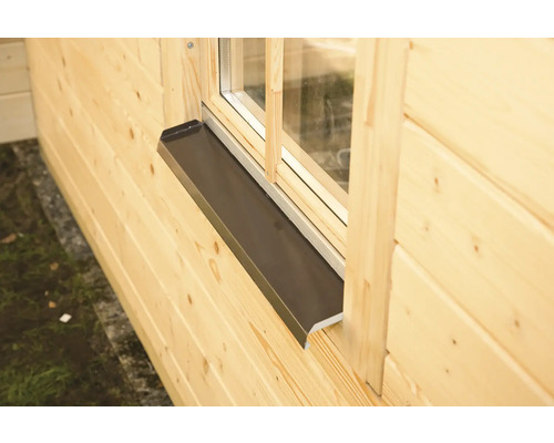 Vue extérieure d''une maison en bois avec rebord de fenêtre