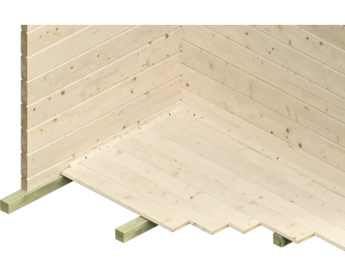 Intérieur d''une maison en bois avec des murs en planches et un plancher en bois