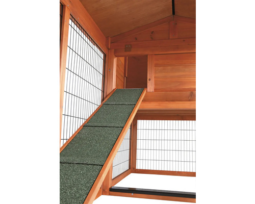 Vue détaillée d''un clapier en bois avec rampe et fenêtre grillagée