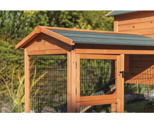 Vue détaillée d''un clapier avec porte grillagée et toit