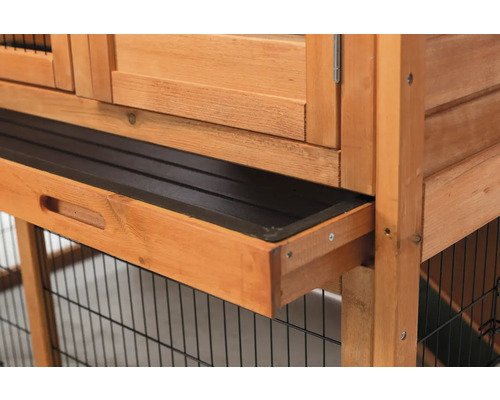 Vue détaillée d''un clapier en bois avec tiroir pour le nettoyage.