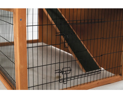 Vue détaillée d''un clapier avec porte grillagée et rampe