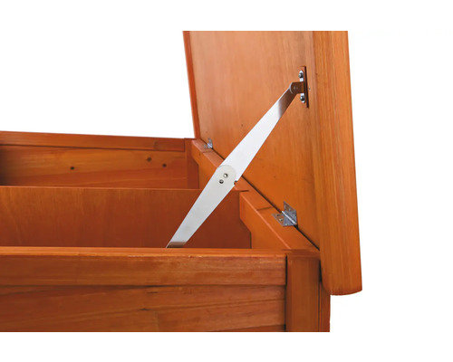 Coffre en bois ouvert avec ferrures