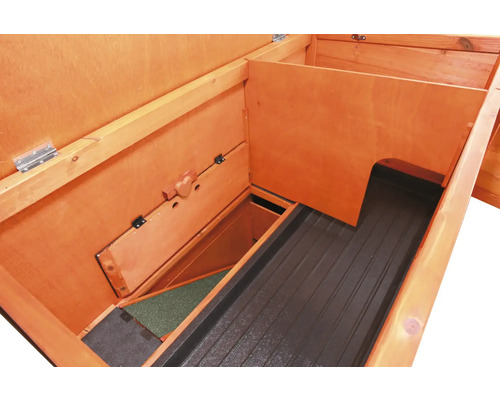 Vue intérieure d''un poulailler avec compartiments de rangement, rampe et porte