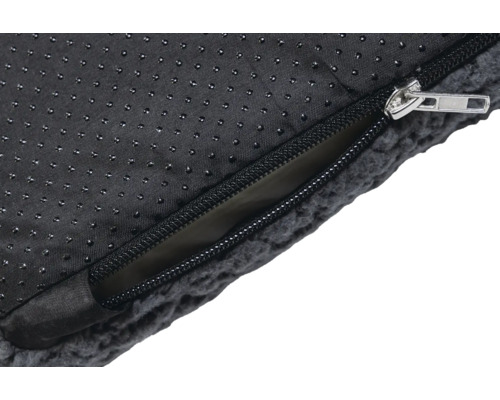 Gros plan sur un panier pour chien avec fermeture éclair et picots antidérapants