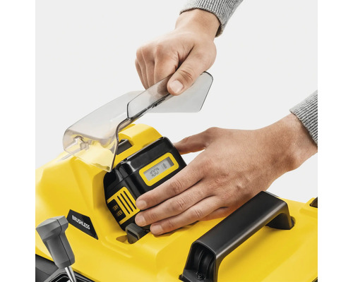 Ein Akku wird in ein gelbes Werkzeug eingesetzt.