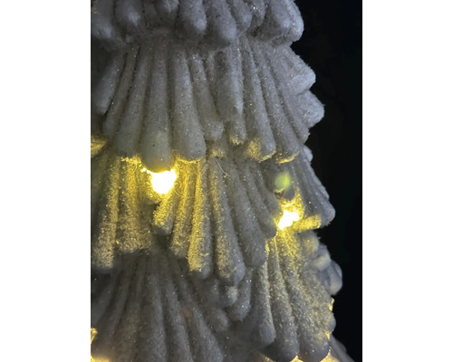 Dekorativer Weihnachtsbaum mit Beleuchtung