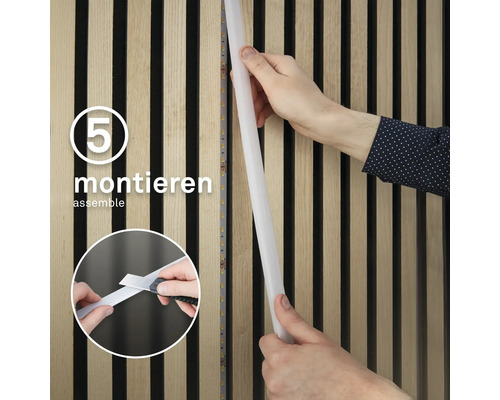 Anbringen eines LED-Streifens an einer hölzernen Lamellenwand, dargestellt als Schritt fünf der Montage