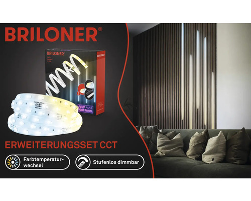 Briloner Logo. Erweiterungsset mit LED Streifen, der die Farbtemperatur wechseln und stufenlos dimmen kann. Wohnraumszene mit Sofa.