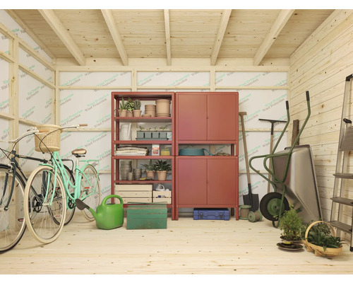 Aménagement intérieur d''une cabane de jardin en bois avec étagères, outils et vélos