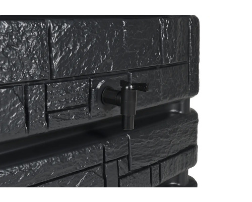 Detailaufnahme eines Regentonnen-Auslaufhahns