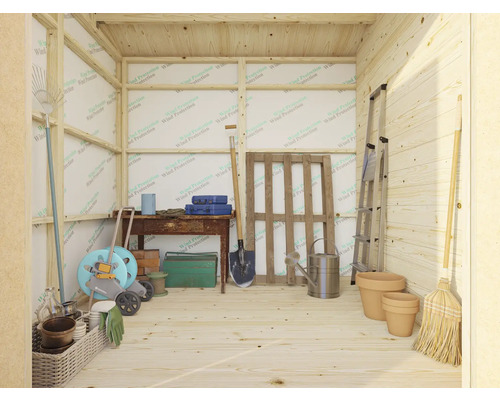 Innenansicht eines Holzgartenhauses mit Gartengeräten und Werkzeugen