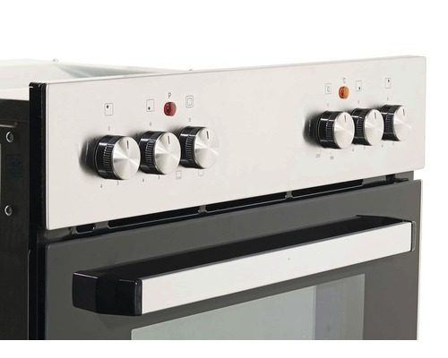 Vue détaillée d''une cuisinière électrique avec des boutons rotatifs pour le réglage de la température et la sélection des fonctions