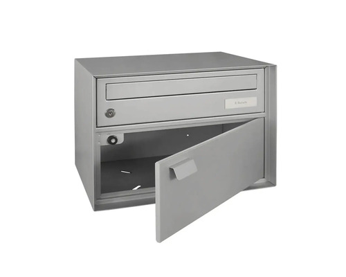 Boîte aux lettres avec porte ouverte