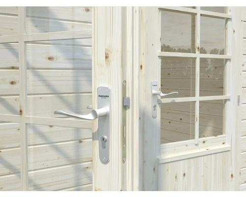 Vue détaillée d''une porte en bois avec fenêtre et poignée de porte argentée