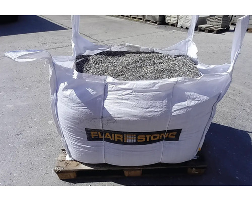 Grosser Sack mit Kies auf einer Palette