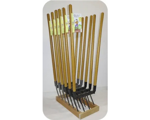 Ausstellung mit Heugabeln mit Holzstiel und Zinken aus Metall