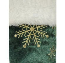 Detailaufnahme eines grünen Weihnachtsstiefels mit weißem Fellrand und Schneeflockenmuster