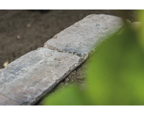 Gros plan sur les pierres de muret de jardin