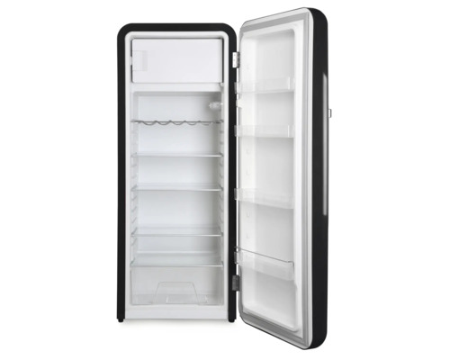Offener Kühlschrank mit Regalen