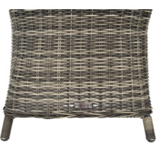 Detailansicht eines geflochtenen Gartenstuhls