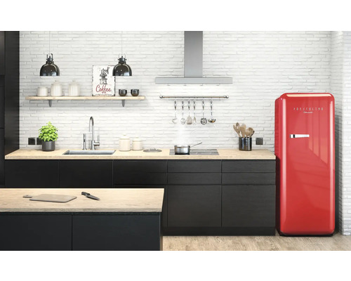 Cuisine moderne avec des armoires noires, des plans de travail en bois et un réfrigérateur rouge