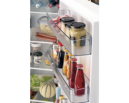 Innenansicht eines Kühlschranks mit Lebensmitteln in den Regalen