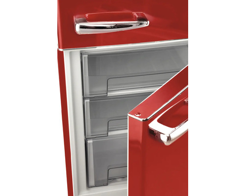 Detailansicht eines roten Kühlschranks mit transparenten Schubladen