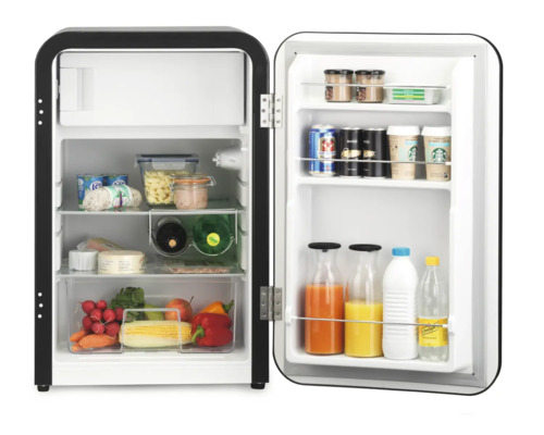 Geöffneter Kühlschrank gefüllt mit Lebensmitteln